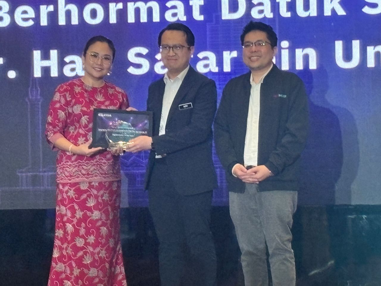 YB Datuk Seri Panglima Sr. Haji Safar Bin Untong Terima Anugerah Digital Leader of The Year 2024