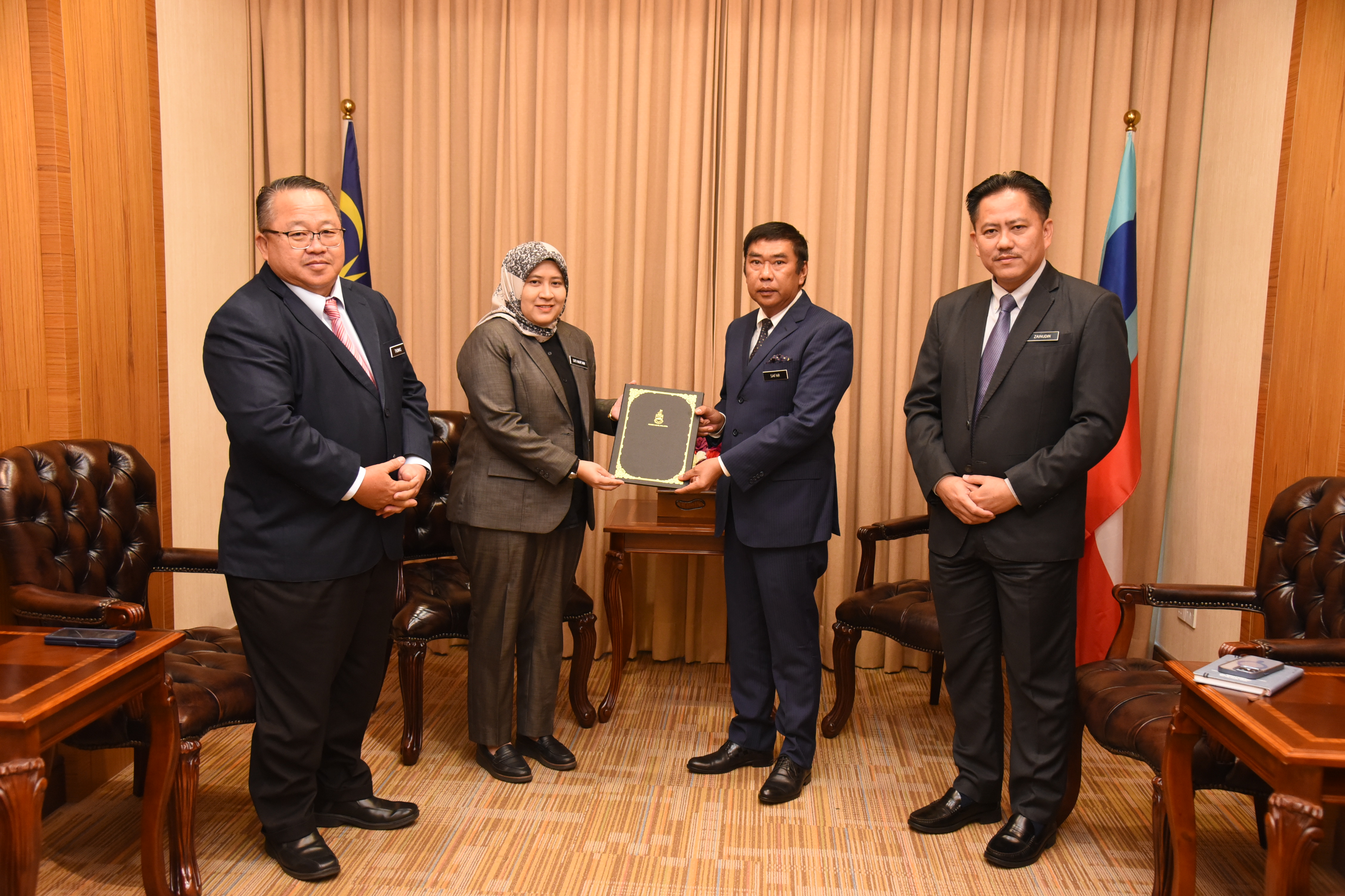 Majlis Penyerahan Surat Penempatan Pengarah Jabatan Pembangunan Perindustrian dan Penyelidikan Baharu