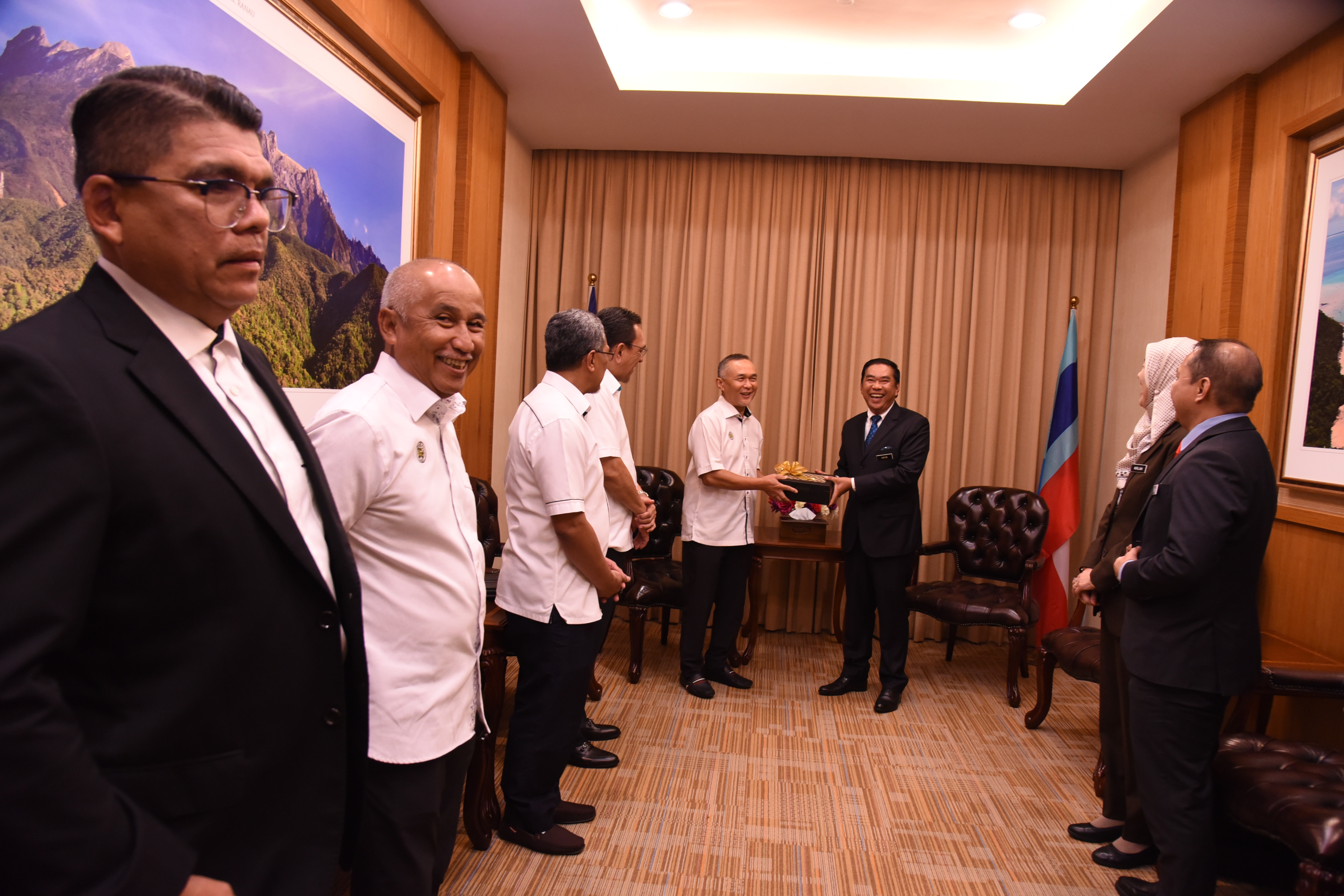 Kunjungan Hormat Setiausaha Kerajaan Negeri Terengganu ke Pejabat Setiausaha Kerajaan Negeri Sabah Perkukuh Hubungan Antara Negeri