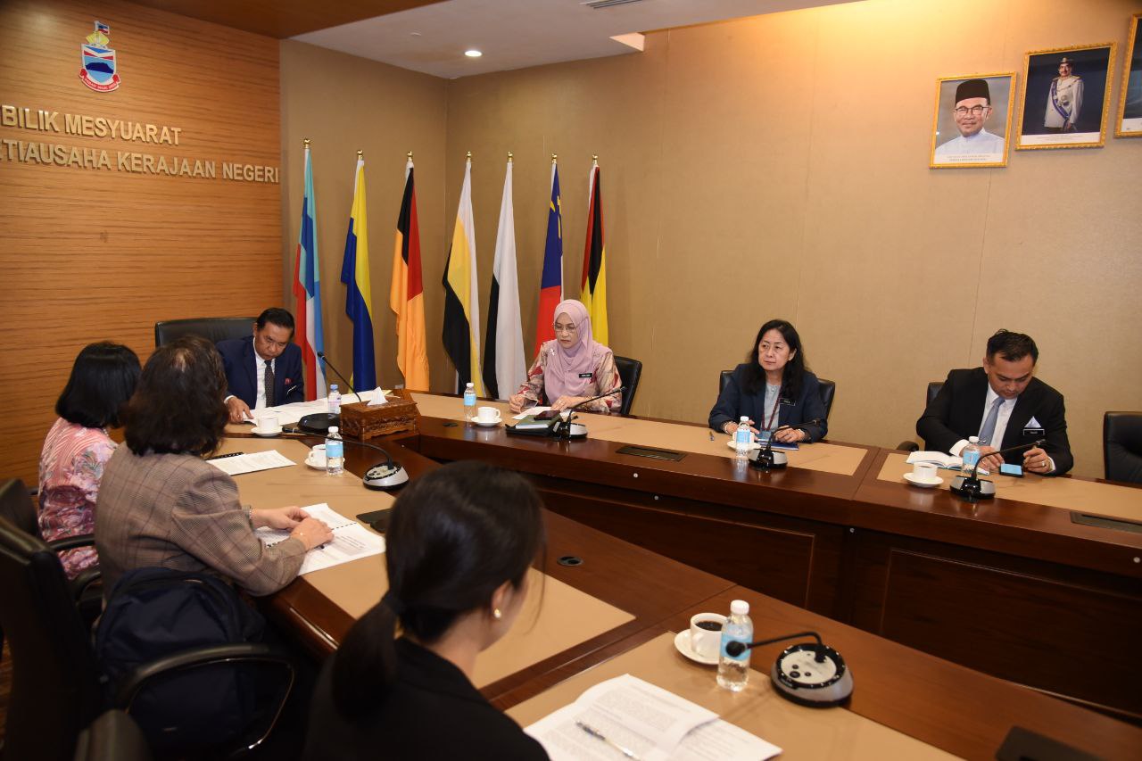Turut hadir dalam sesi kunjungan ini, Timbalan Setiausaha Kerajaan Negeri (Pentadbiran), YBhg. Datuk Norlijah Danin, Timbalan Setiausaha Tetap Kementerian Kewangan Negeri Sabah, Puan Chee Shok Ting dan Ketua Penolong Setiausaha, Bahagian Pengurusan dan Kewangan Jabatan Ketua Menteri, YBhg. Tuan Haji Mohd. Fauzee bin Norbeh.