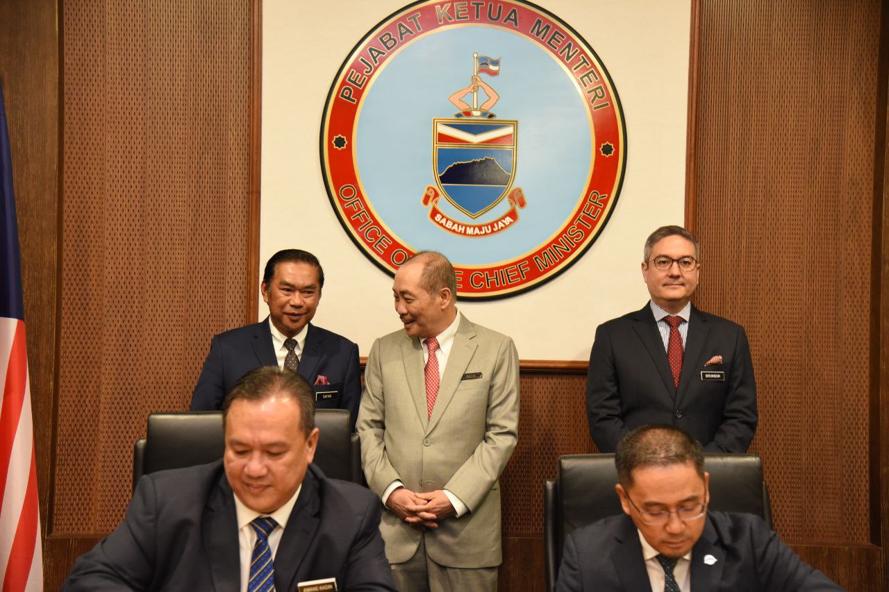 YAB Ketua Menteri dan YB Setiausaha Kerajaan Negeri menyaksikan pertukaran dokumen antara Datuk Awang Kadin Tang, Pengarah Unit Pemimpin Pembangunan Masyarakat (UPPM) dan Ketua Pegawai Eksekutif Sabah Electricity, Datuk Mohd Yaakob Jaafar(kanan).