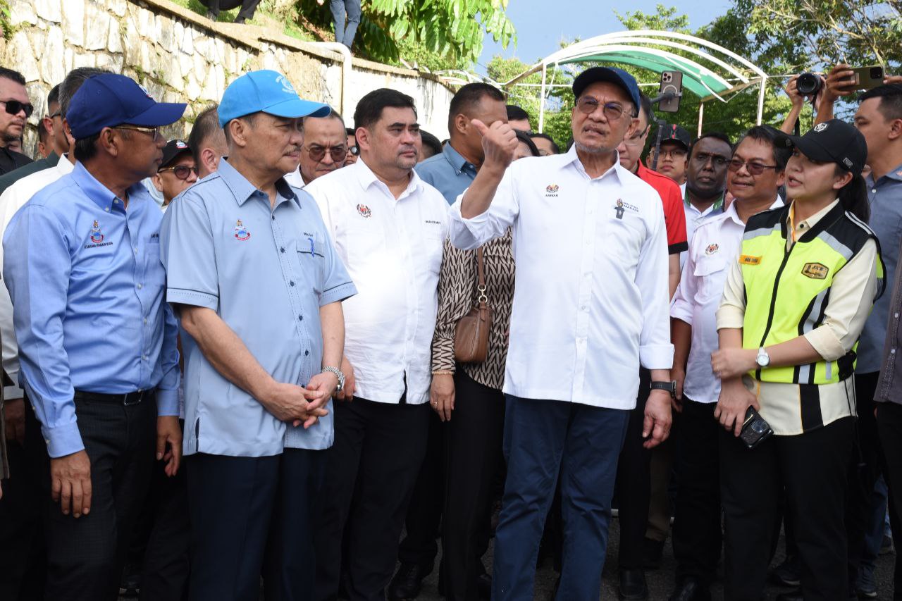 Perdana Menteri Tinjau Lokasi Tanah Runtuh Di Penampang 