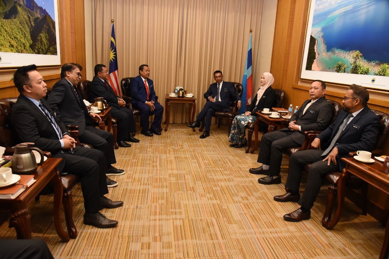 Setiausaha Kerajaan Negeri Sabah telah menerima kunjungan hormat daripada Dato' Dr Ahmad Fadzil bin Ahmad Tajuddin, Setiausaha Kerajaan Negeri Selangor, dalam satu pertemuan rasmi yang berlangsung dengan penuh tertib dan suasana profesional