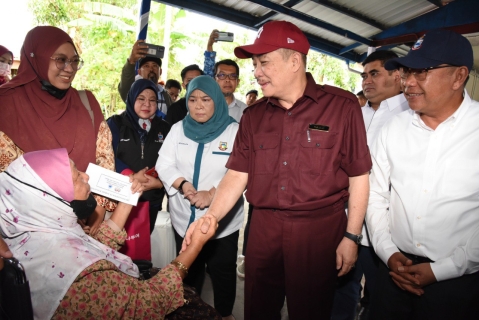 36 Ketua Isi Rumah Mangsa Air Pasang Terima Bantuan Wang Ihsan Bencana Alam